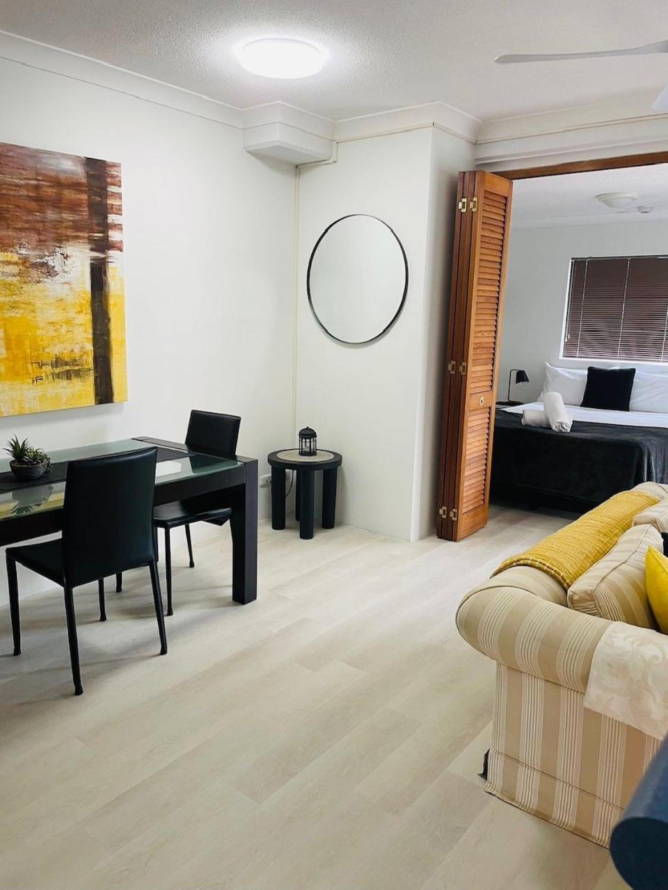 Aruba Beach Resort Broadbeach Bagian luar foto
